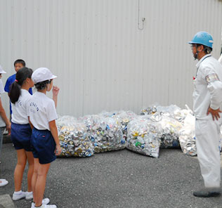 Aluminum can collecting activity by elementary schoolchildren in Japan