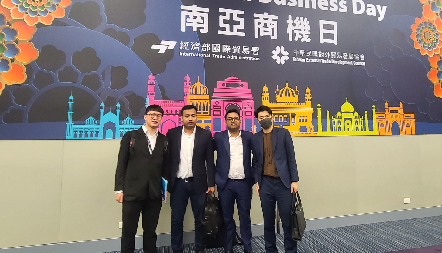South Asia Business Dayのバナーの前で、参加した社員の集合写真